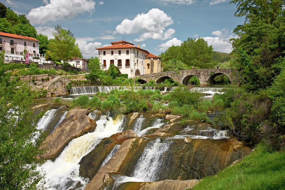 Trinidad de Arre junto al río